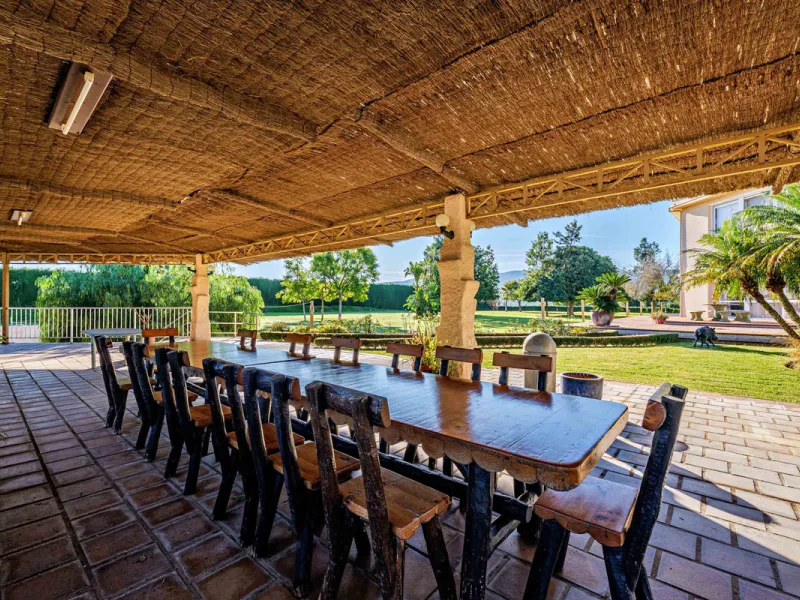 Spectacular estate located in Alhaurín de la Torre, surrounded by nature and extensive farmland, offering maximum privacy, spaciousness, and breathtaking open views over the valley and the mountains. The property enjoys a peaceful and privileged setting j