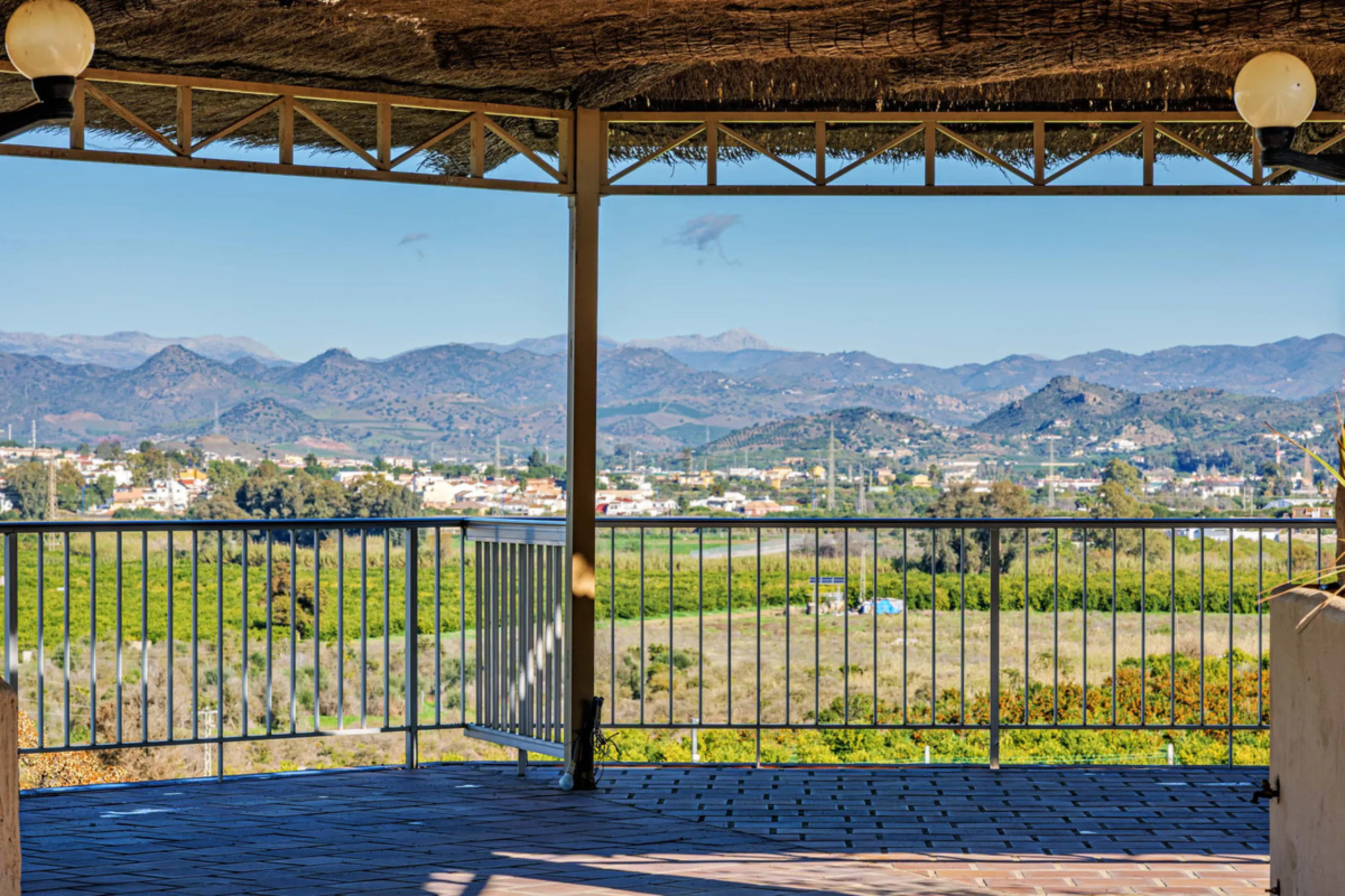 Spectacular estate located in Alhaurín de la Torre, surrounded by nature and extensive farmland, offering maximum privacy, spaciousness, and breathtaking open views over the valley and the mountains. The property enjoys a peaceful and privileged setting j