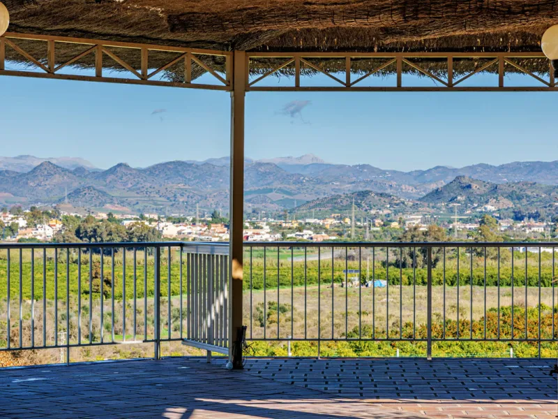 Spectacular estate located in Alhaurín de la Torre, surrounded by nature and extensive farmland, offering maximum privacy, spaciousness, and breathtaking open views over the valley and the mountains. The property enjoys a peaceful and privileged setting j