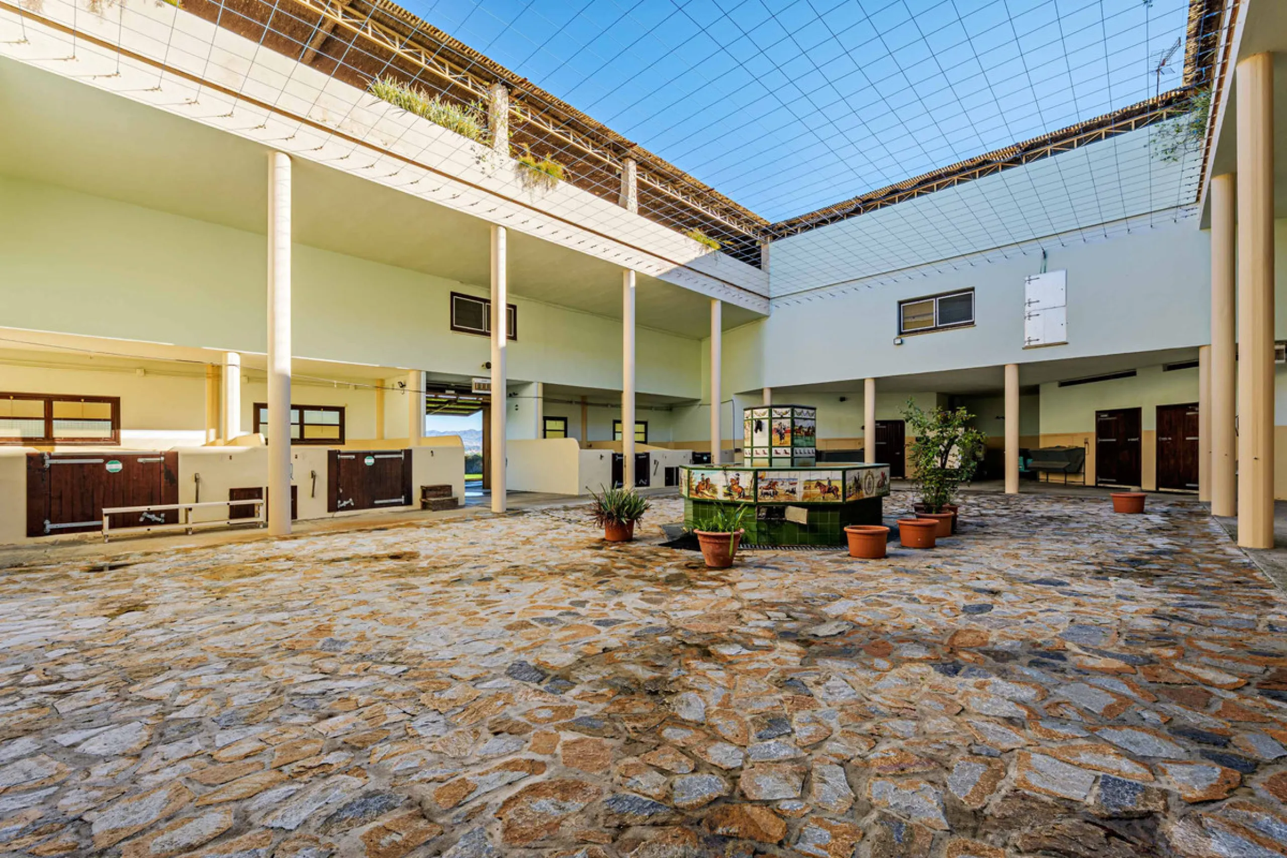 Spectacular estate located in Alhaurín de la Torre, surrounded by nature and extensive farmland, offering maximum privacy, spaciousness, and breathtaking open views over the valley and the mountains. The property enjoys a peaceful and privileged setting j