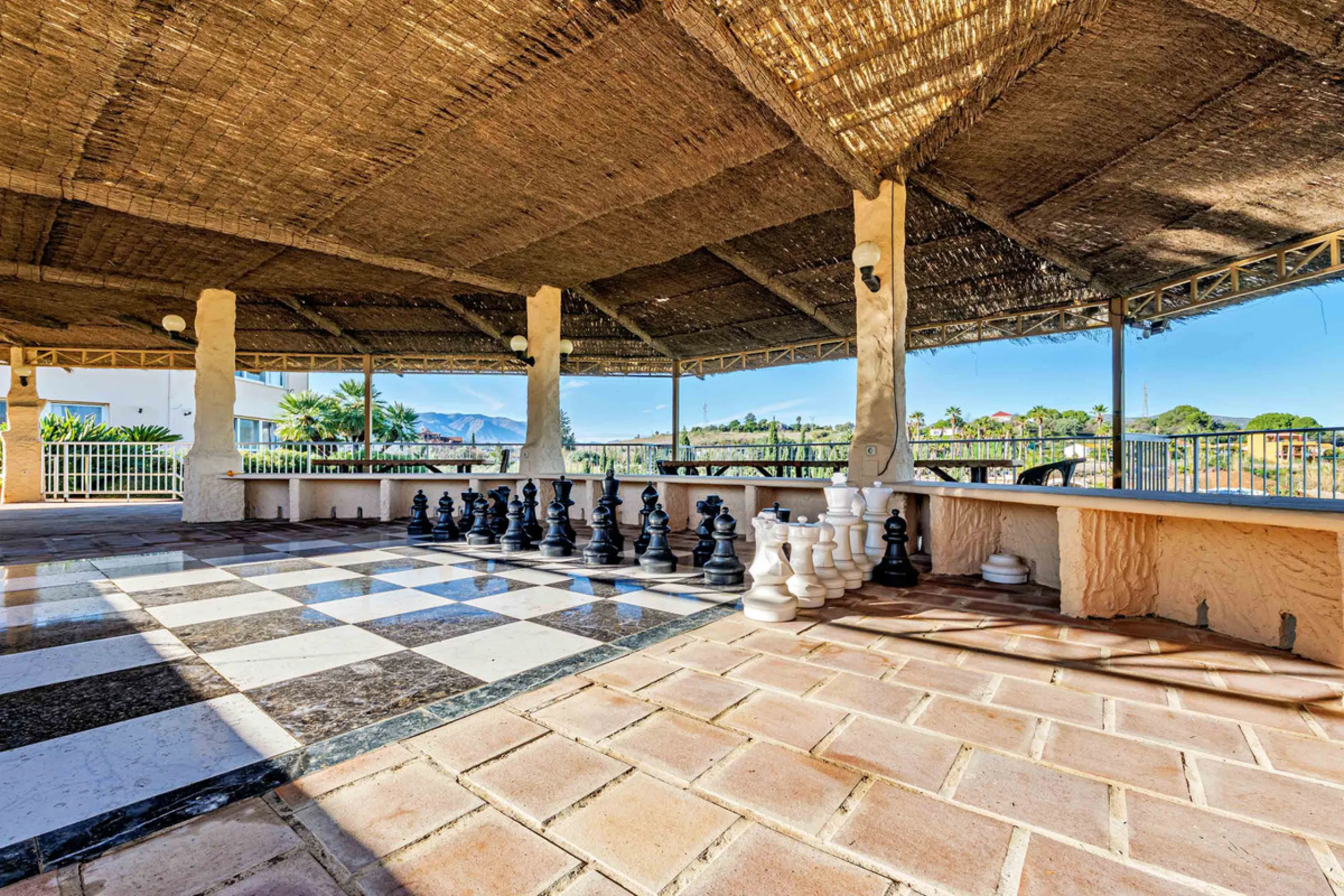 Spectacular estate located in Alhaurín de la Torre, surrounded by nature and extensive farmland, offering maximum privacy, spaciousness, and breathtaking open views over the valley and the mountains. The property enjoys a peaceful and privileged setting j