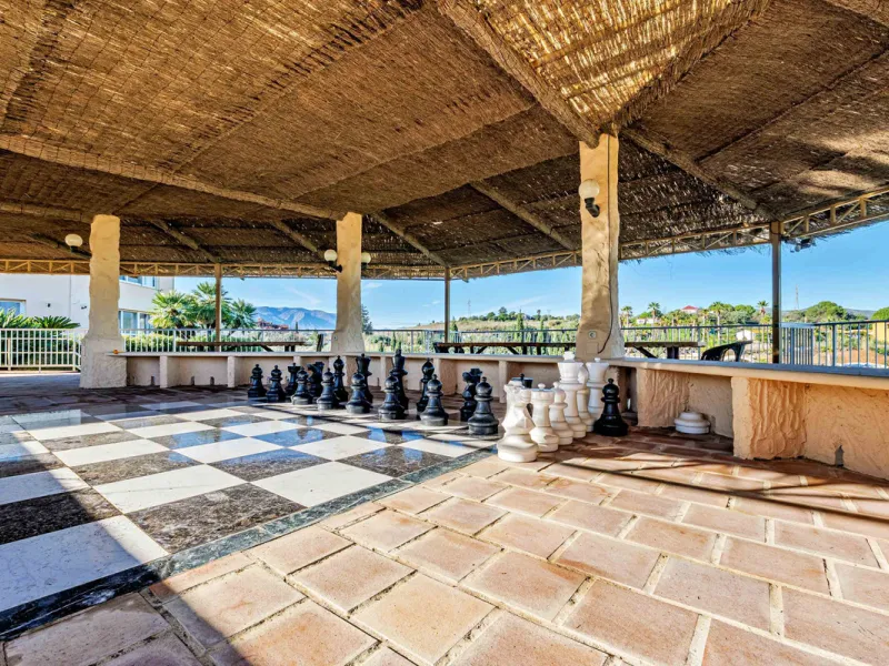 Spectacular estate located in Alhaurín de la Torre, surrounded by nature and extensive farmland, offering maximum privacy, spaciousness, and breathtaking open views over the valley and the mountains. The property enjoys a peaceful and privileged setting j