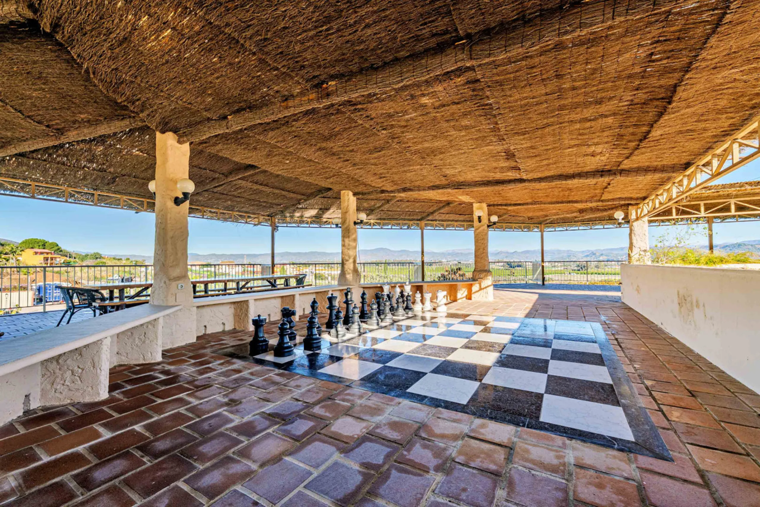 Spectacular estate located in Alhaurín de la Torre, surrounded by nature and extensive farmland, offering maximum privacy, spaciousness, and breathtaking open views over the valley and the mountains. The property enjoys a peaceful and privileged setting j