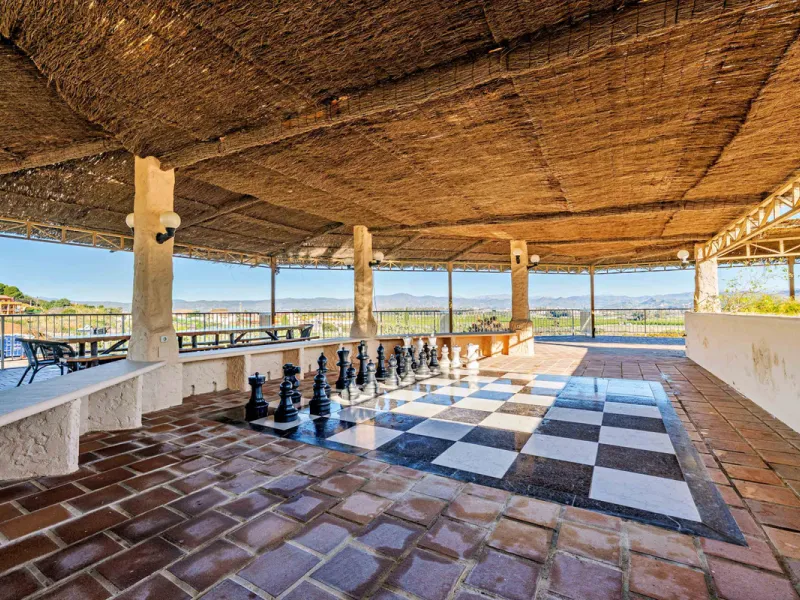 Spectacular estate located in Alhaurín de la Torre, surrounded by nature and extensive farmland, offering maximum privacy, spaciousness, and breathtaking open views over the valley and the mountains. The property enjoys a peaceful and privileged setting j
