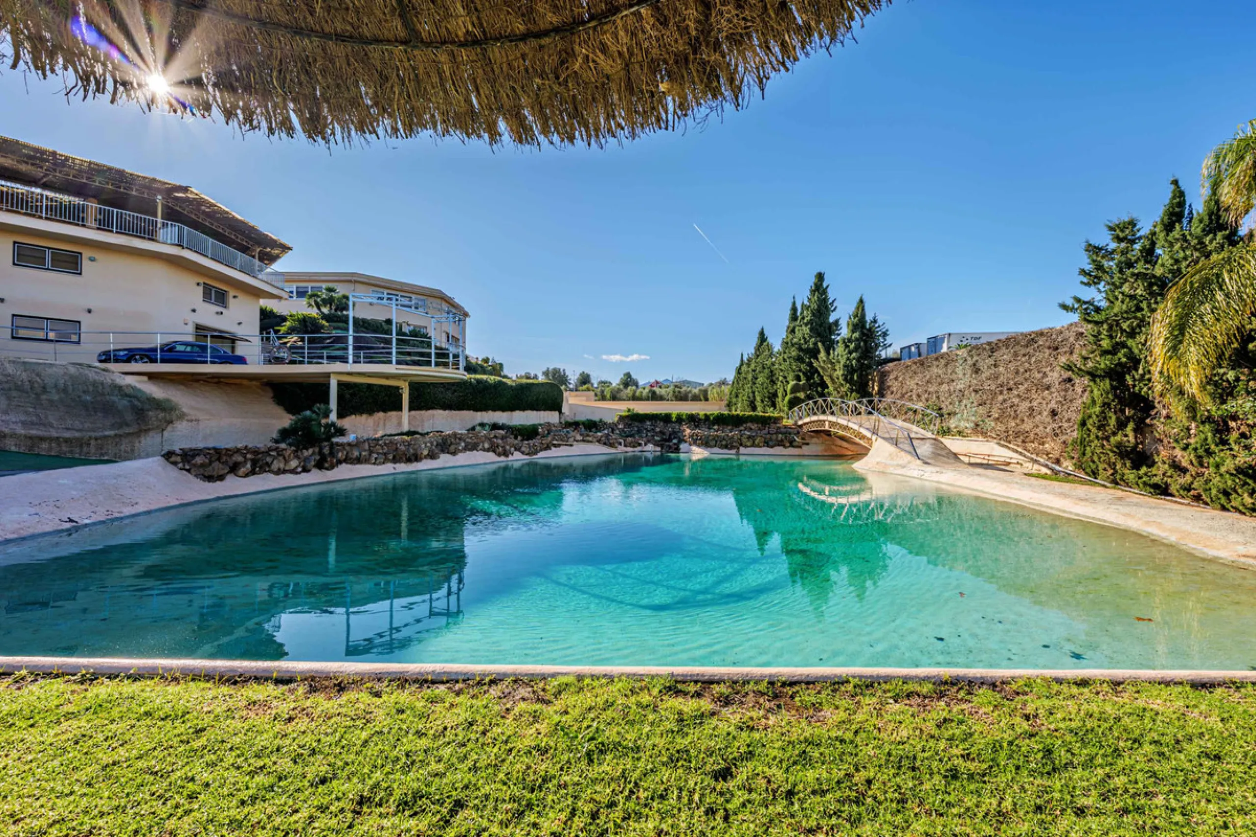 Spectacular estate located in Alhaurín de la Torre, surrounded by nature and extensive farmland, offering maximum privacy, spaciousness, and breathtaking open views over the valley and the mountains. The property enjoys a peaceful and privileged setting j