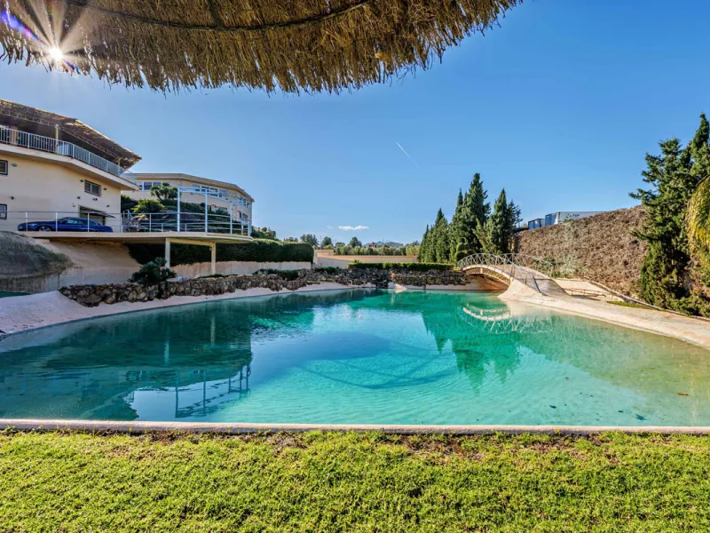 Spectacular estate located in Alhaurín de la Torre, surrounded by nature and extensive farmland, offering maximum privacy, spaciousness, and breathtaking open views over the valley and the mountains. The property enjoys a peaceful and privileged setting j