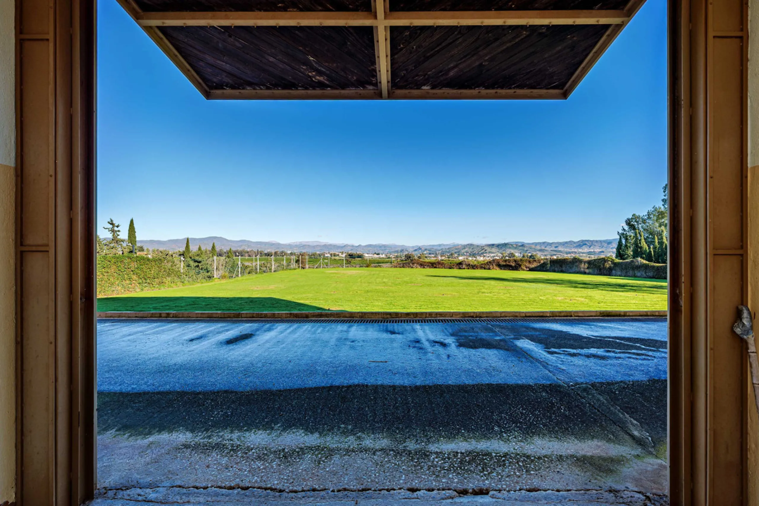 Spectacular estate located in Alhaurín de la Torre, surrounded by nature and extensive farmland, offering maximum privacy, spaciousness, and breathtaking open views over the valley and the mountains. The property enjoys a peaceful and privileged setting j