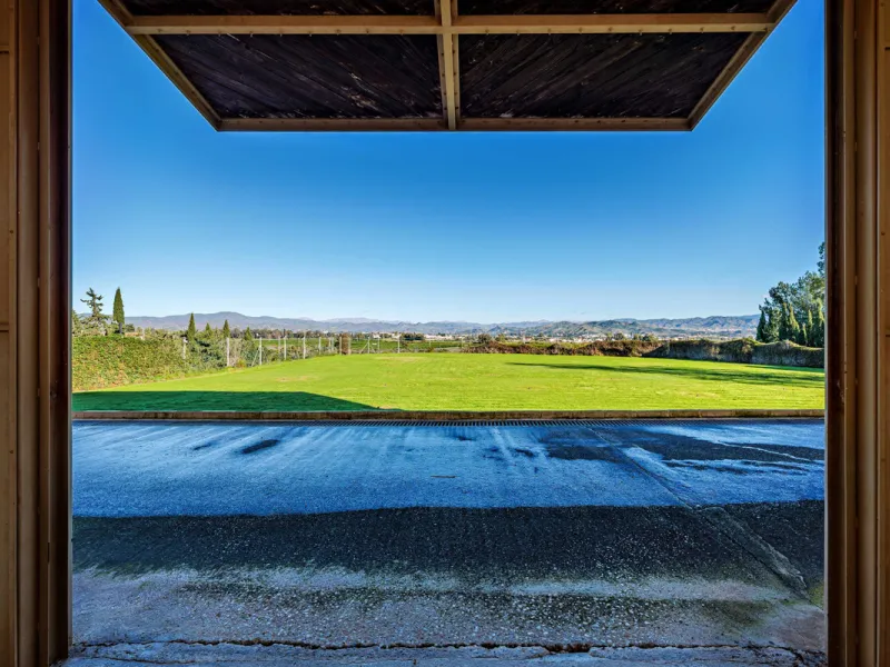 Spectacular estate located in Alhaurín de la Torre, surrounded by nature and extensive farmland, offering maximum privacy, spaciousness, and breathtaking open views over the valley and the mountains. The property enjoys a peaceful and privileged setting j