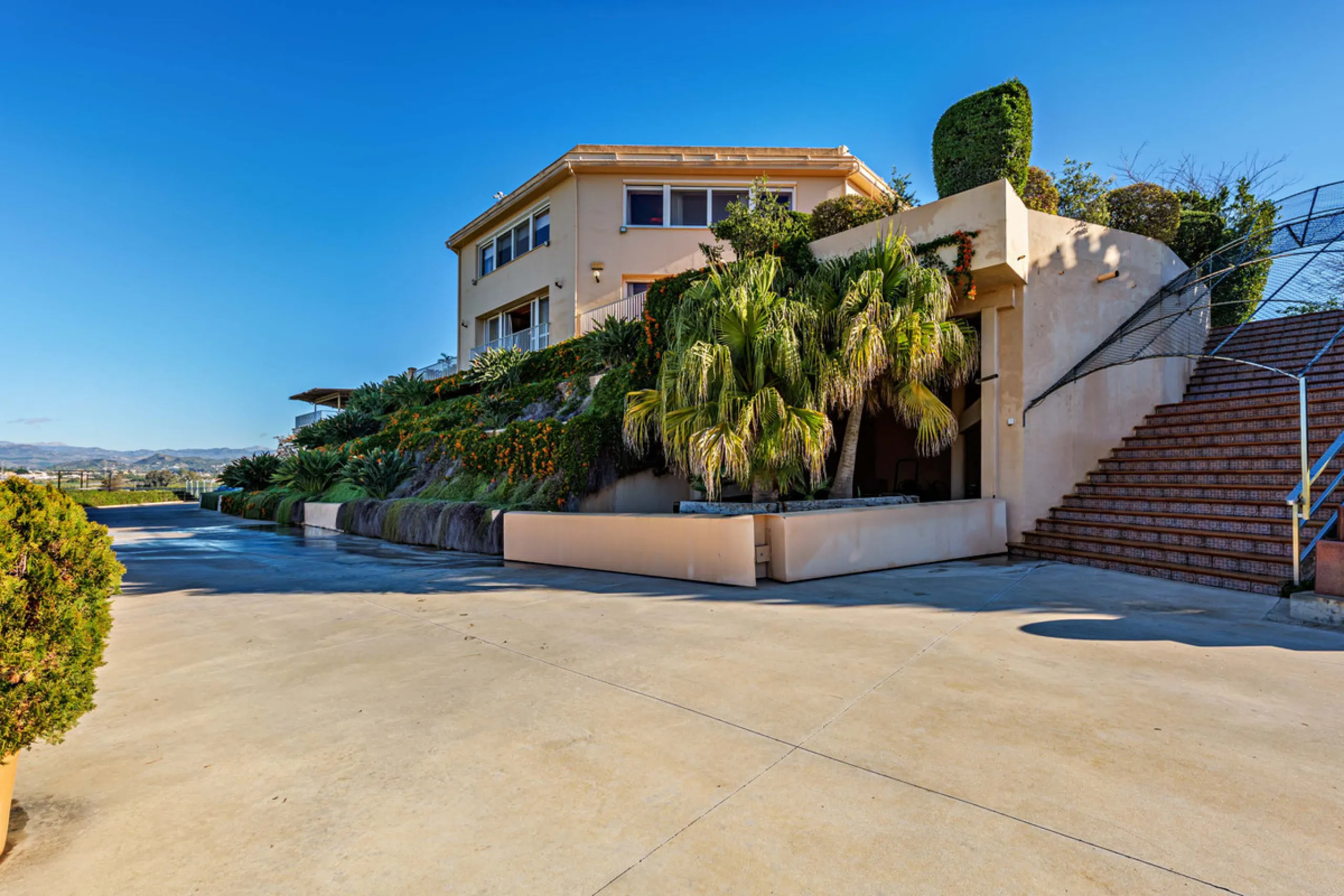 Spectacular estate located in Alhaurín de la Torre, surrounded by nature and extensive farmland, offering maximum privacy, spaciousness, and breathtaking open views over the valley and the mountains. The property enjoys a peaceful and privileged setting j