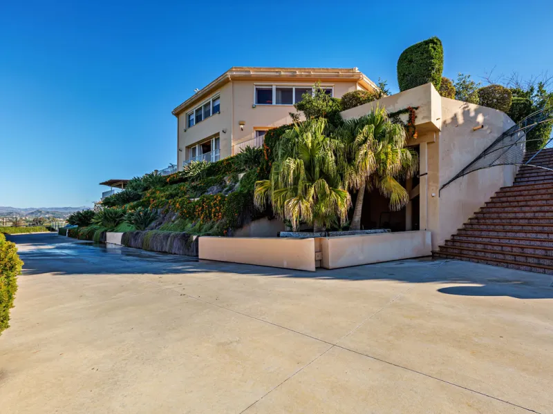 Spectacular estate located in Alhaurín de la Torre, surrounded by nature and extensive farmland, offering maximum privacy, spaciousness, and breathtaking open views over the valley and the mountains. The property enjoys a peaceful and privileged setting j