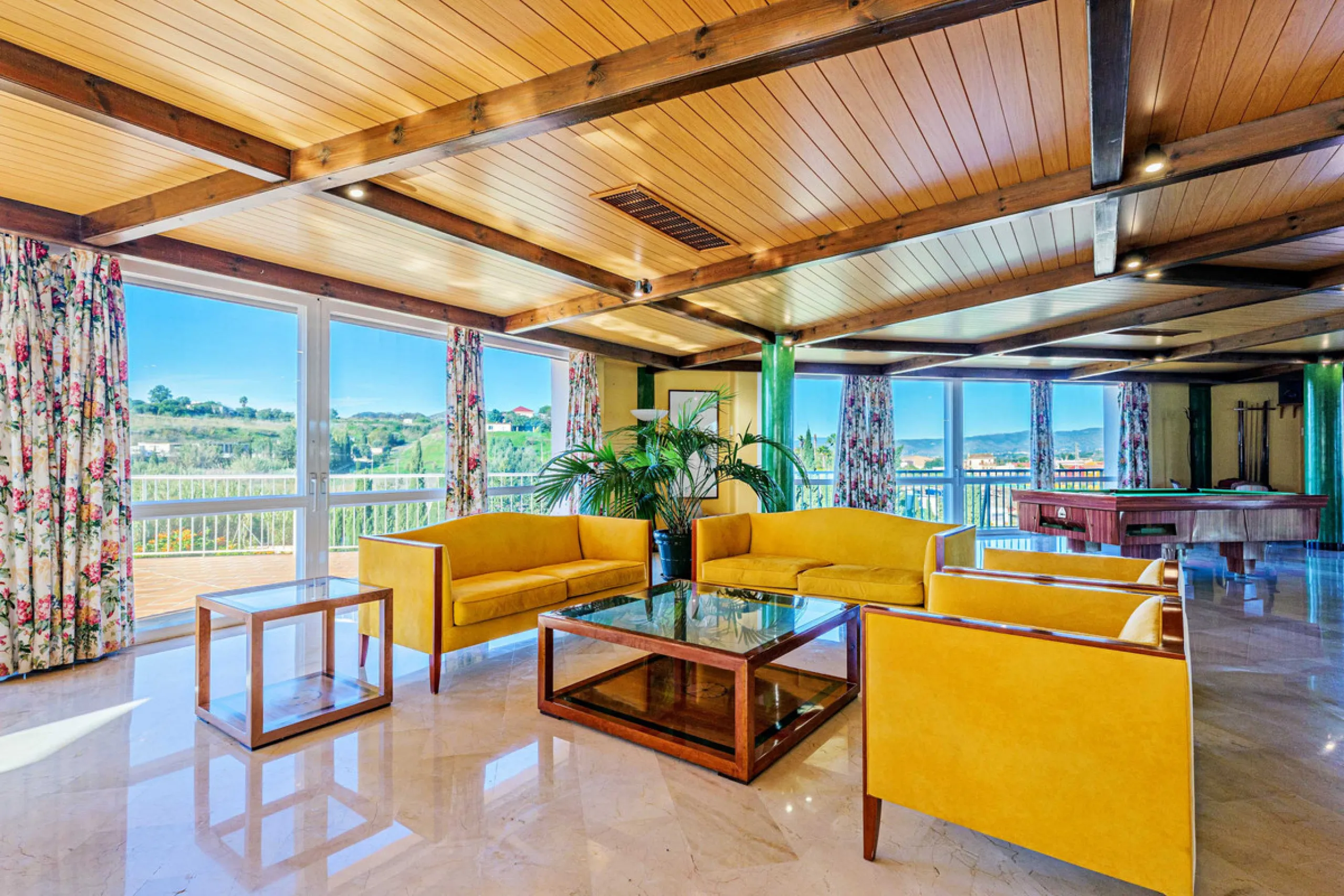 Spectacular estate located in Alhaurín de la Torre, surrounded by nature and extensive farmland, offering maximum privacy, spaciousness, and breathtaking open views over the valley and the mountains. The property enjoys a peaceful and privileged setting j