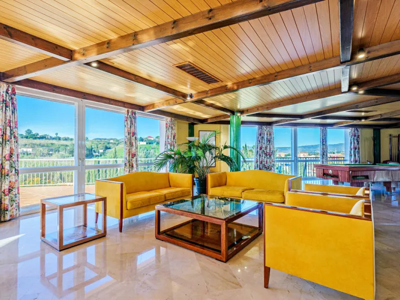 Spectacular estate located in Alhaurín de la Torre, surrounded by nature and extensive farmland, offering maximum privacy, spaciousness, and breathtaking open views over the valley and the mountains. The property enjoys a peaceful and privileged setting j
