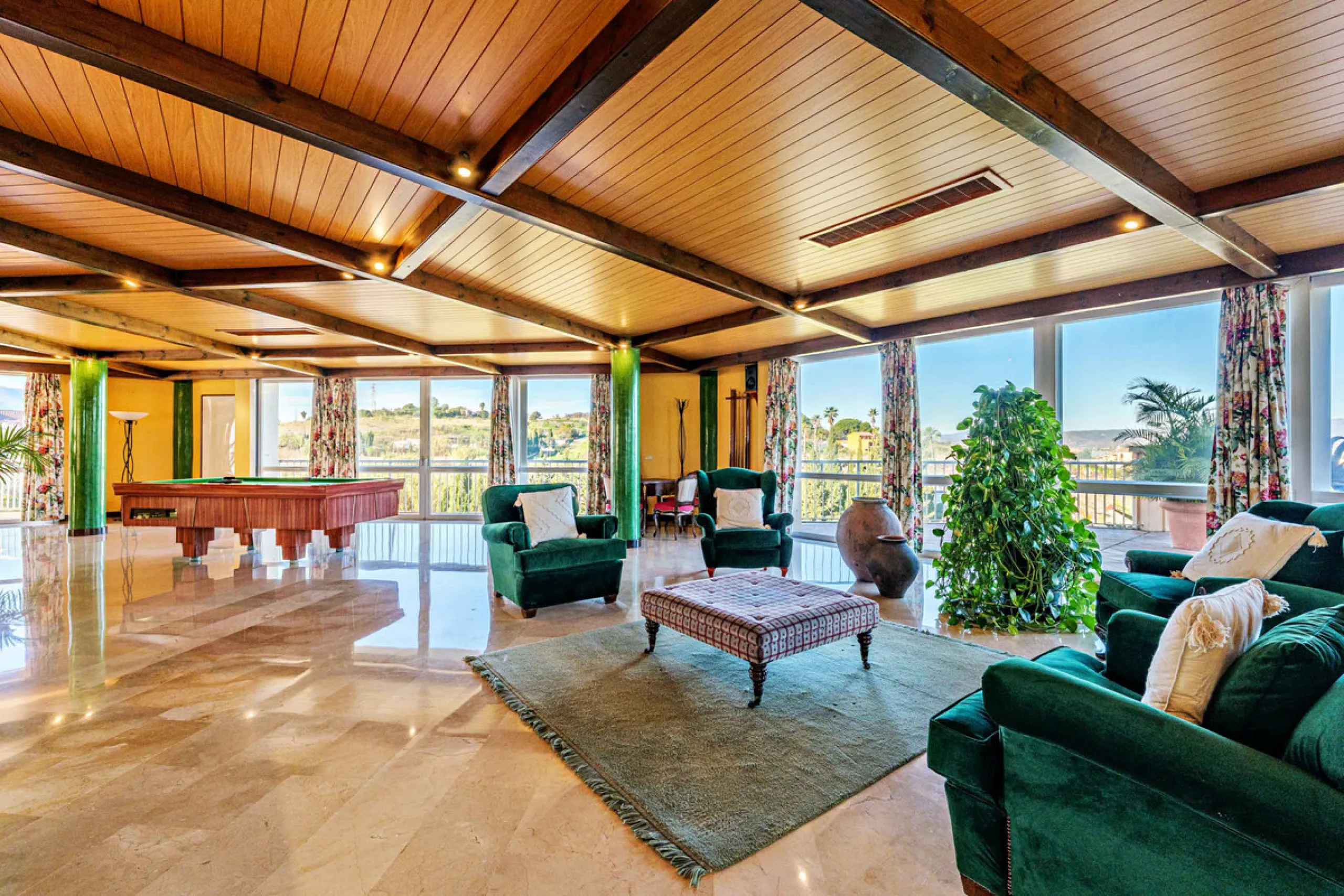 Spectacular estate located in Alhaurín de la Torre, surrounded by nature and extensive farmland, offering maximum privacy, spaciousness, and breathtaking open views over the valley and the mountains. The property enjoys a peaceful and privileged setting j