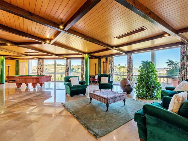 Spectacular estate located in Alhaurín de la Torre, surrounded by nature and extensive farmland, offering maximum privacy, spaciousness, and breathtaking open views over the valley and the mountains. The property enjoys a peaceful and privileged setting j