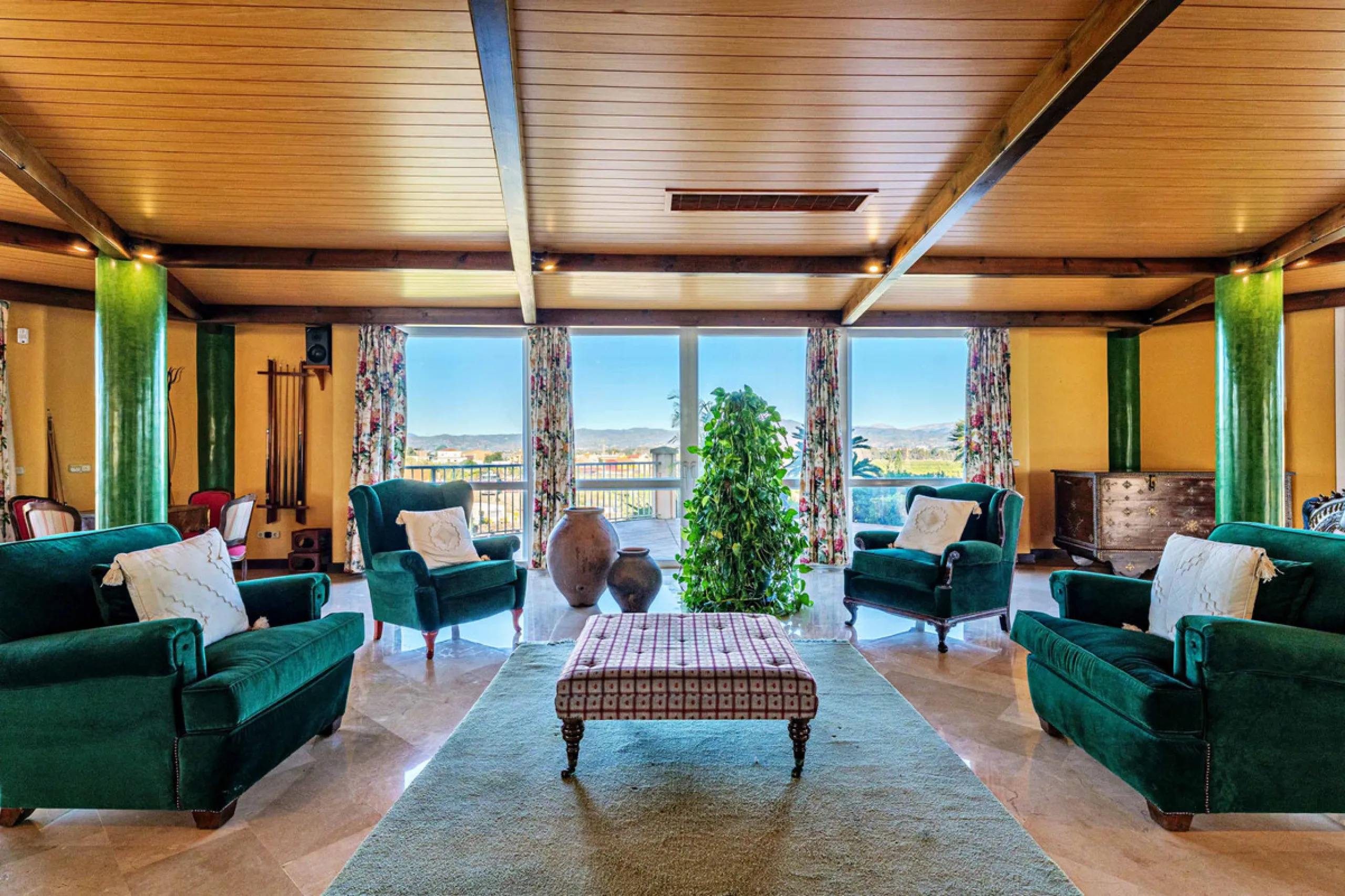 Spectacular estate located in Alhaurín de la Torre, surrounded by nature and extensive farmland, offering maximum privacy, spaciousness, and breathtaking open views over the valley and the mountains. The property enjoys a peaceful and privileged setting j