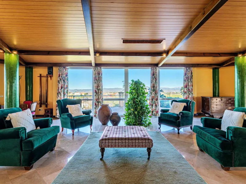 Spectacular estate located in Alhaurín de la Torre, surrounded by nature and extensive farmland, offering maximum privacy, spaciousness, and breathtaking open views over the valley and the mountains. The property enjoys a peaceful and privileged setting j