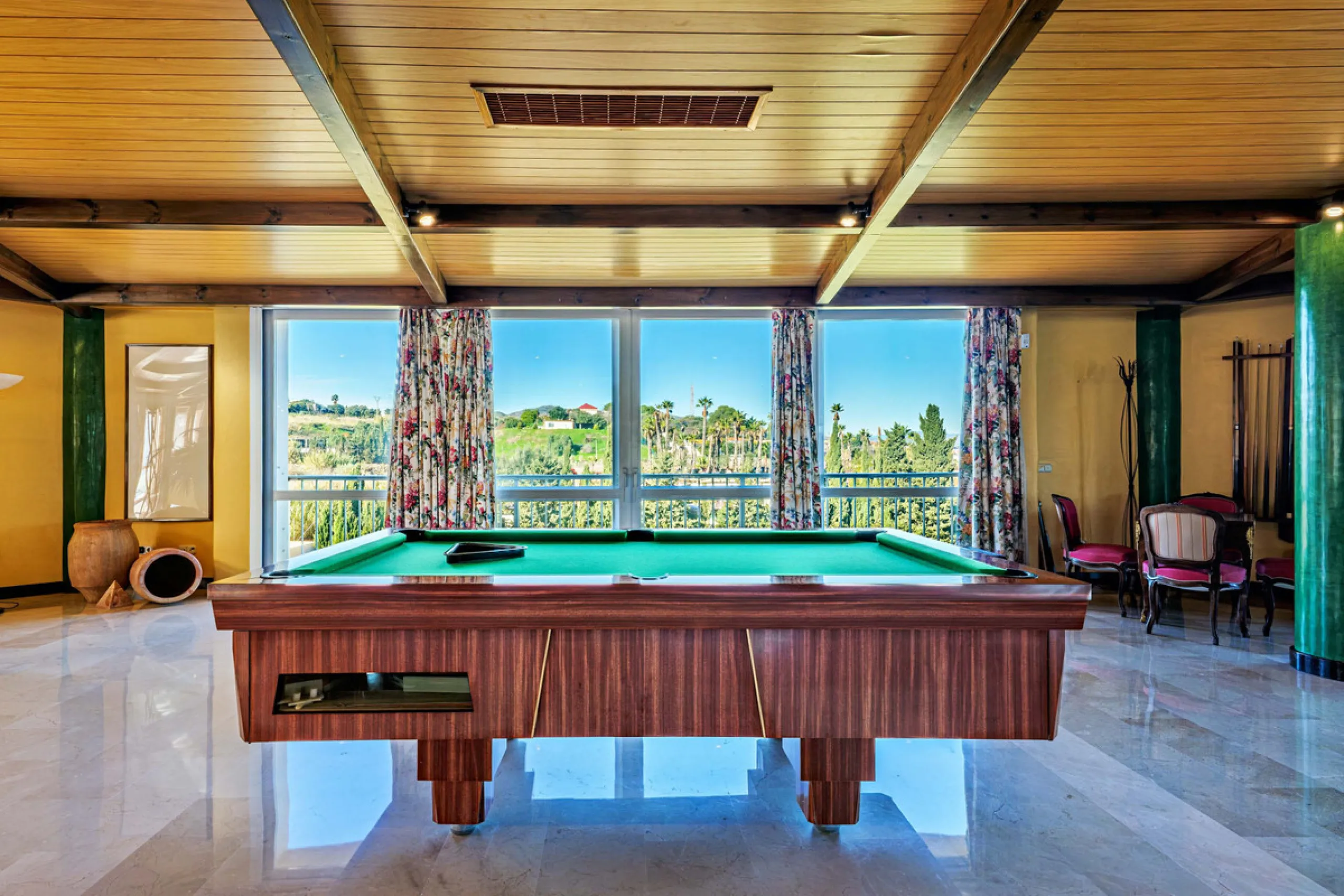 Spectacular estate located in Alhaurín de la Torre, surrounded by nature and extensive farmland, offering maximum privacy, spaciousness, and breathtaking open views over the valley and the mountains. The property enjoys a peaceful and privileged setting j