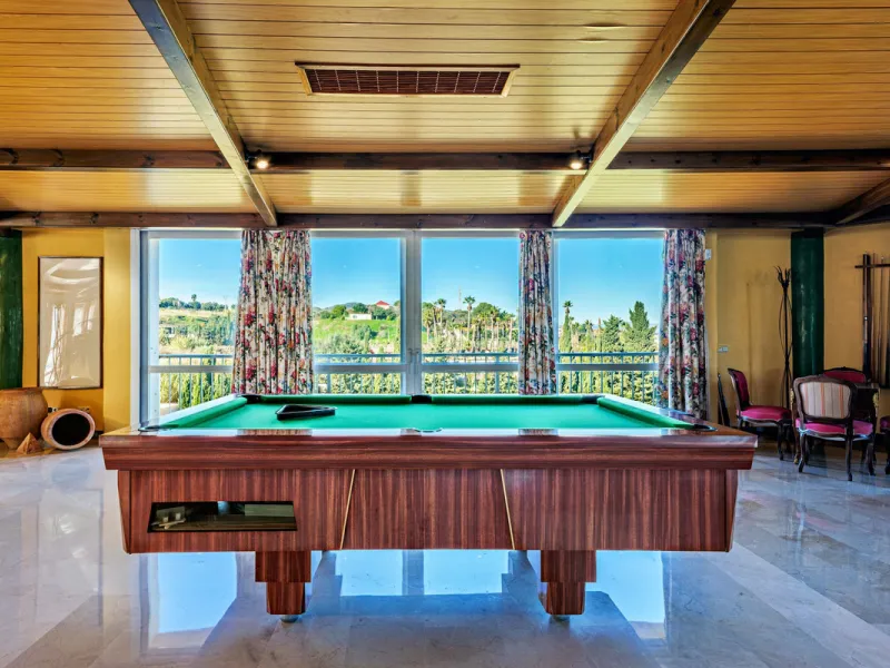 Spectacular estate located in Alhaurín de la Torre, surrounded by nature and extensive farmland, offering maximum privacy, spaciousness, and breathtaking open views over the valley and the mountains. The property enjoys a peaceful and privileged setting j