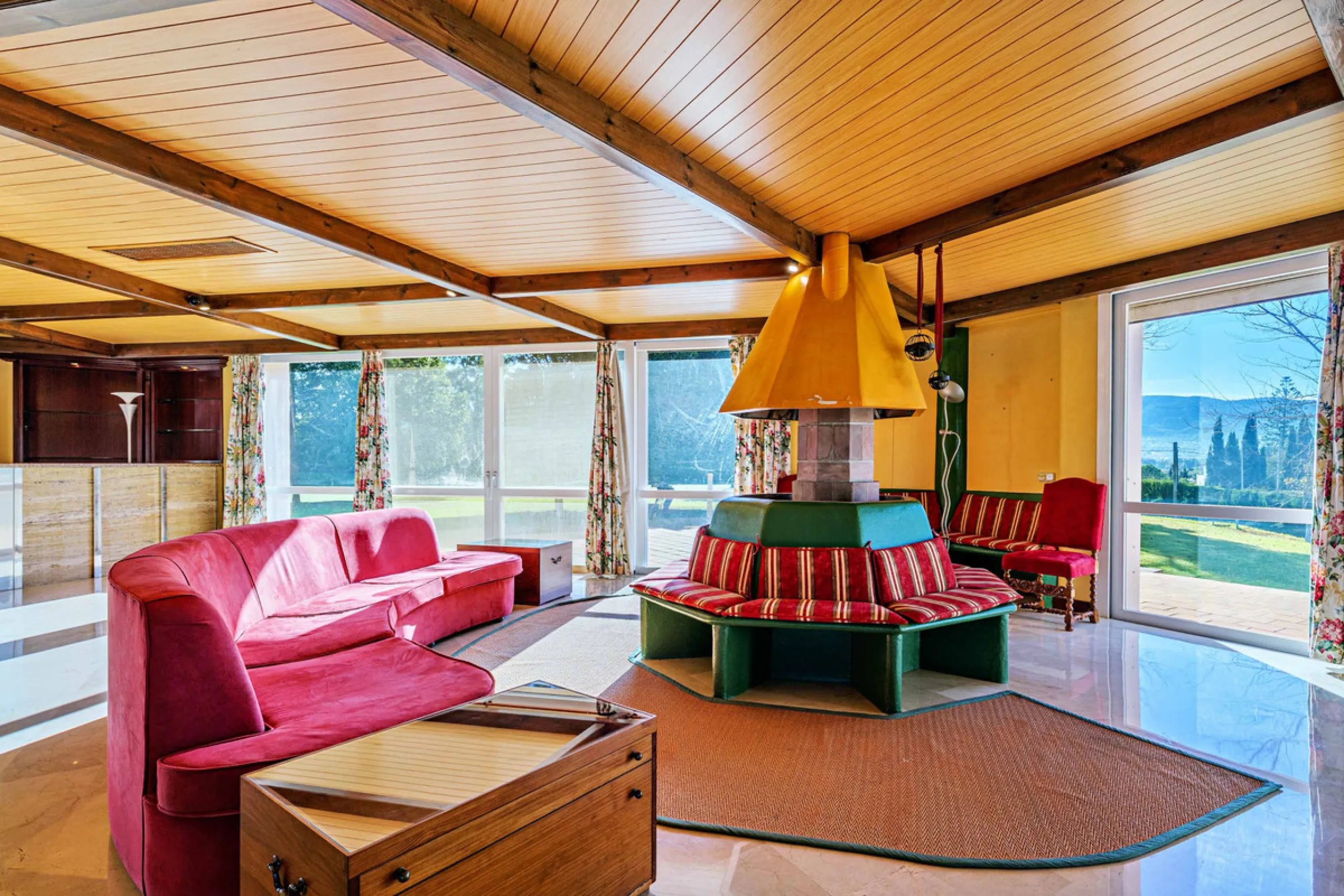 Spectacular estate located in Alhaurín de la Torre, surrounded by nature and extensive farmland, offering maximum privacy, spaciousness, and breathtaking open views over the valley and the mountains. The property enjoys a peaceful and privileged setting j