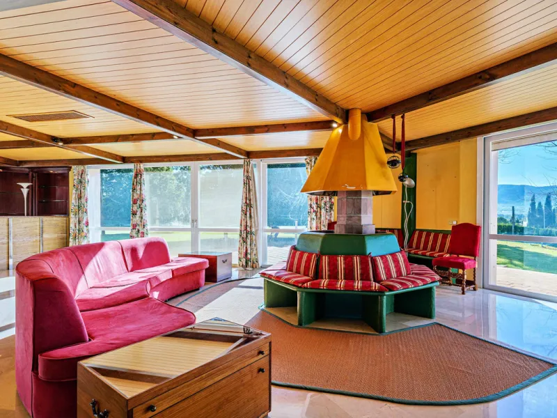Spectacular estate located in Alhaurín de la Torre, surrounded by nature and extensive farmland, offering maximum privacy, spaciousness, and breathtaking open views over the valley and the mountains. The property enjoys a peaceful and privileged setting j