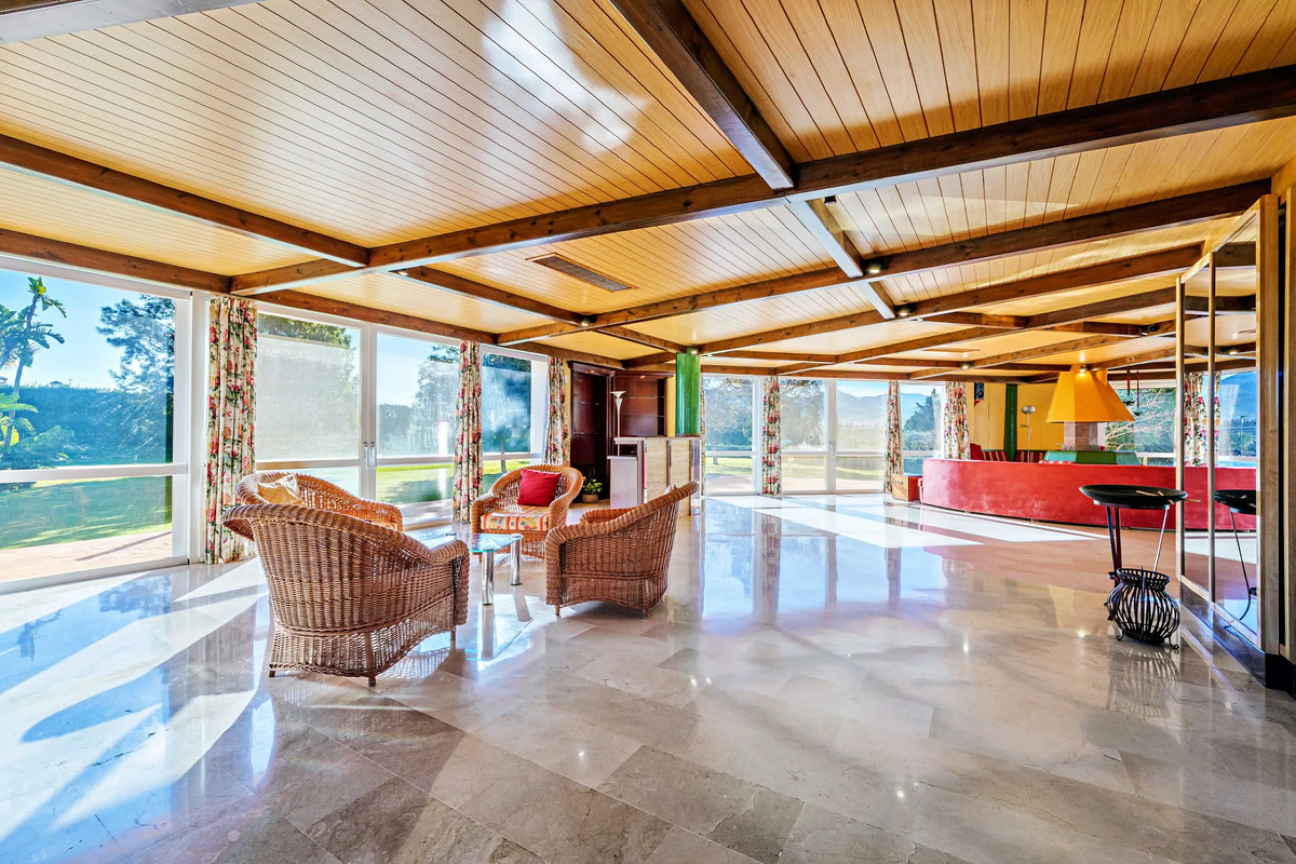 Spectacular estate located in Alhaurín de la Torre, surrounded by nature and extensive farmland, offering maximum privacy, spaciousness, and breathtaking open views over the valley and the mountains. The property enjoys a peaceful and privileged setting j