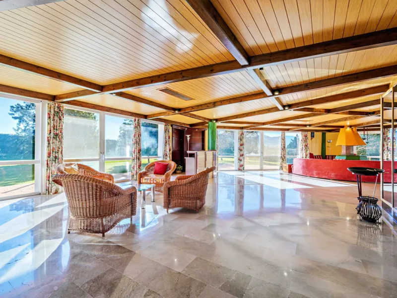 Spectacular estate located in Alhaurín de la Torre, surrounded by nature and extensive farmland, offering maximum privacy, spaciousness, and breathtaking open views over the valley and the mountains. The property enjoys a peaceful and privileged setting j