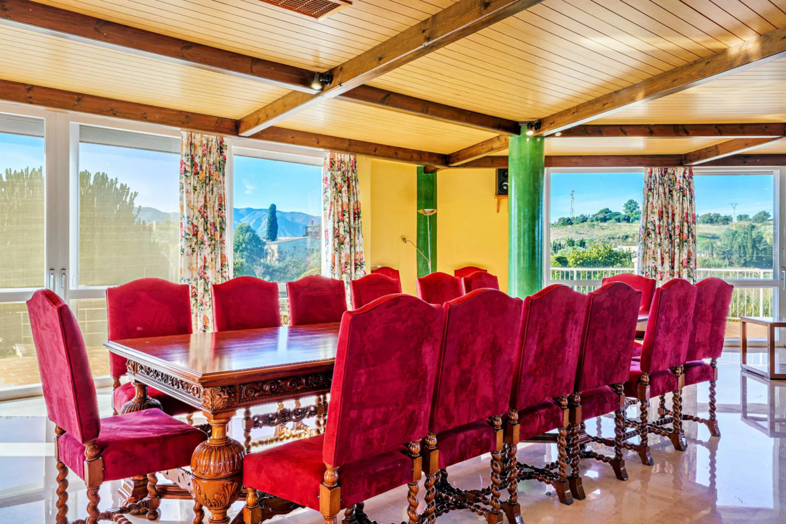 Spectacular estate located in Alhaurín de la Torre, surrounded by nature and extensive farmland, offering maximum privacy, spaciousness, and breathtaking open views over the valley and the mountains. The property enjoys a peaceful and privileged setting j