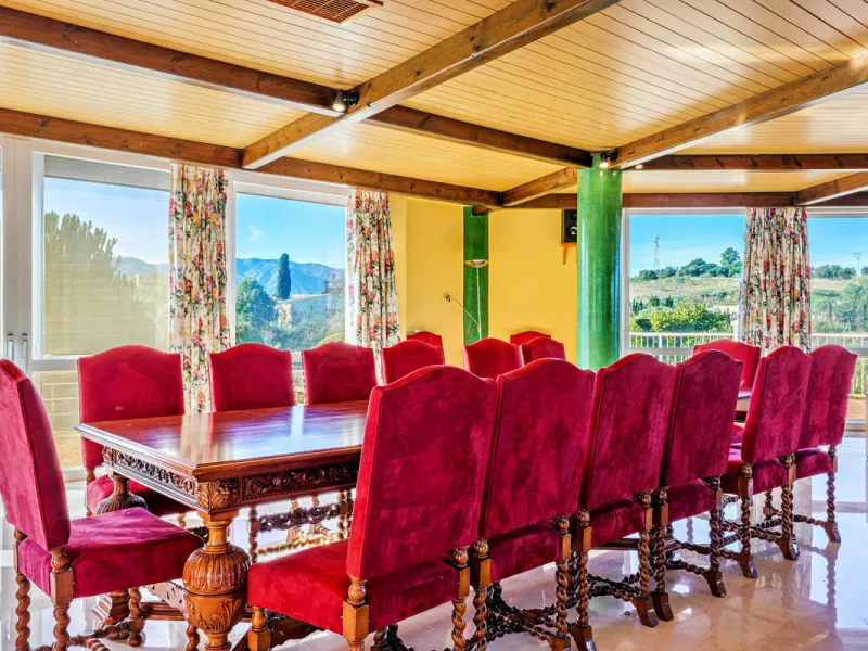 Spectacular estate located in Alhaurín de la Torre, surrounded by nature and extensive farmland, offering maximum privacy, spaciousness, and breathtaking open views over the valley and the mountains. The property enjoys a peaceful and privileged setting j