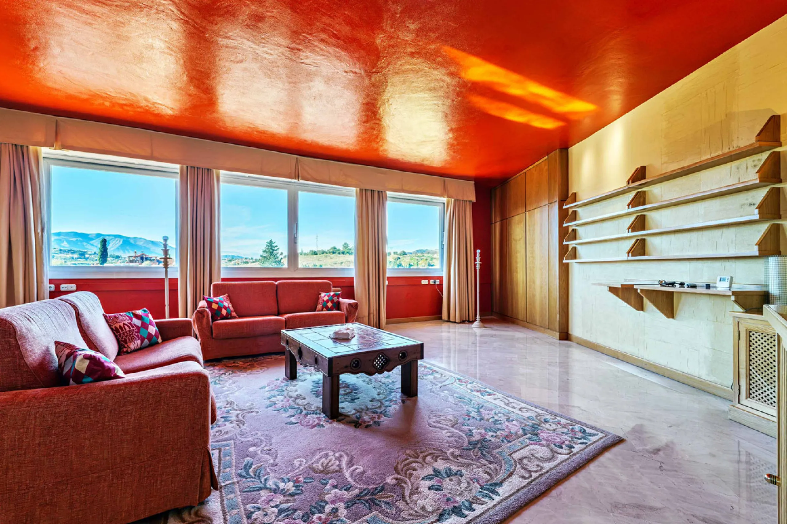 Spectacular estate located in Alhaurín de la Torre, surrounded by nature and extensive farmland, offering maximum privacy, spaciousness, and breathtaking open views over the valley and the mountains. The property enjoys a peaceful and privileged setting j
