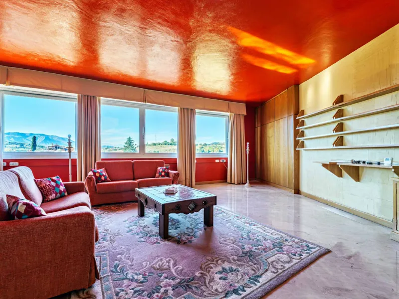 Spectacular estate located in Alhaurín de la Torre, surrounded by nature and extensive farmland, offering maximum privacy, spaciousness, and breathtaking open views over the valley and the mountains. The property enjoys a peaceful and privileged setting j