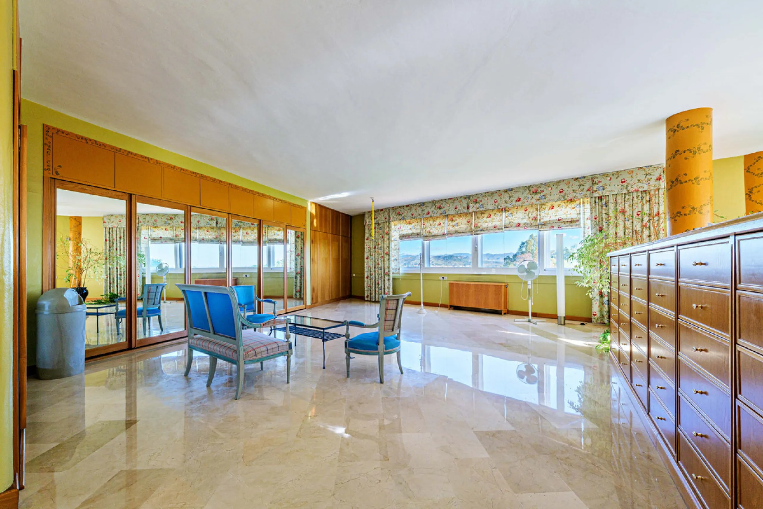 Spectacular estate located in Alhaurín de la Torre, surrounded by nature and extensive farmland, offering maximum privacy, spaciousness, and breathtaking open views over the valley and the mountains. The property enjoys a peaceful and privileged setting j