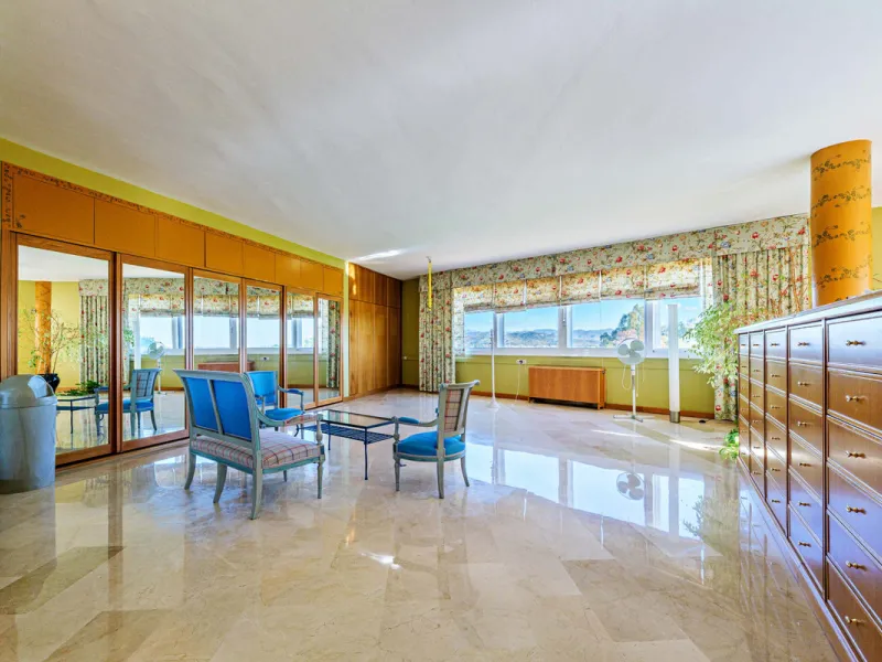 Spectacular estate located in Alhaurín de la Torre, surrounded by nature and extensive farmland, offering maximum privacy, spaciousness, and breathtaking open views over the valley and the mountains. The property enjoys a peaceful and privileged setting j