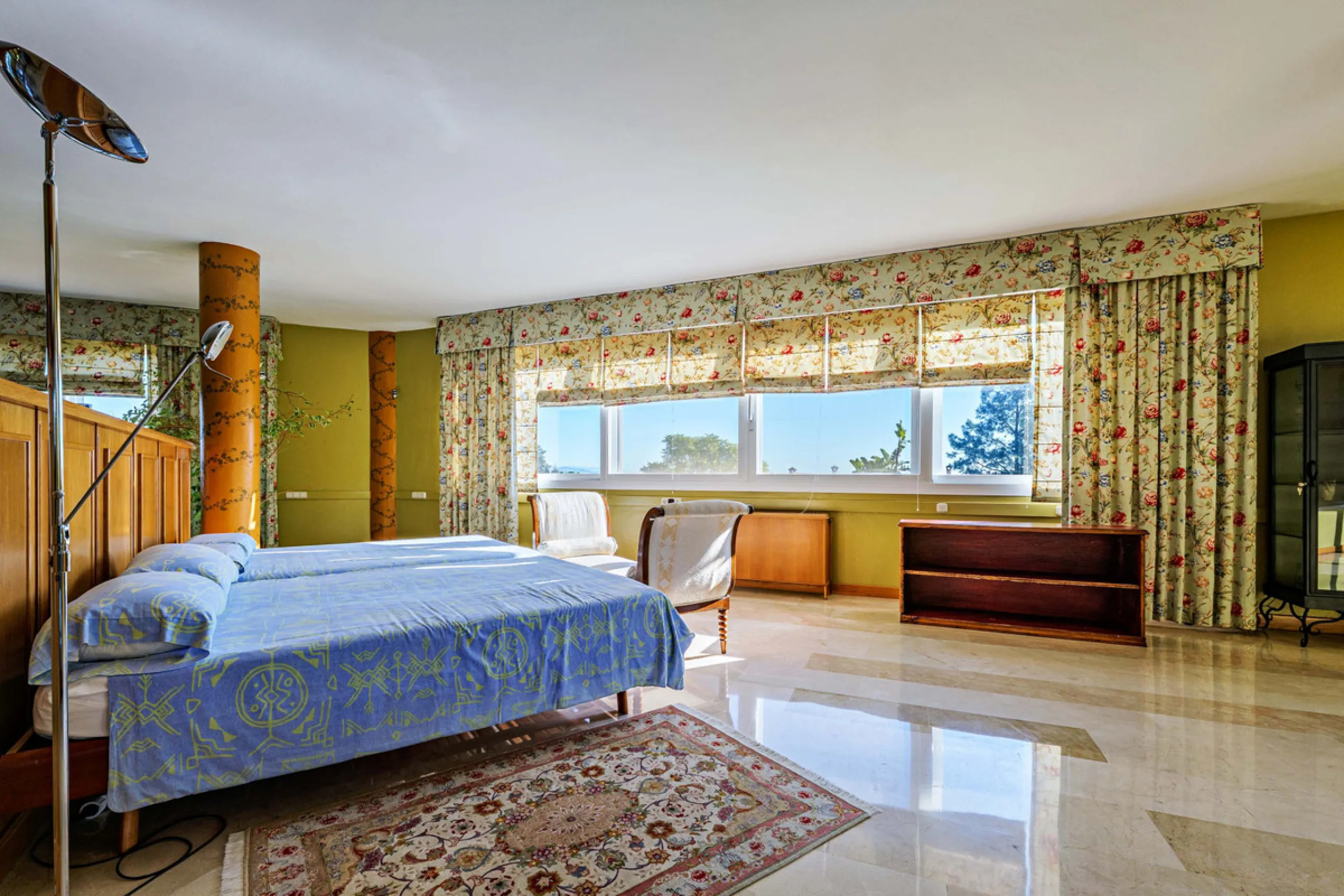 Spectacular estate located in Alhaurín de la Torre, surrounded by nature and extensive farmland, offering maximum privacy, spaciousness, and breathtaking open views over the valley and the mountains. The property enjoys a peaceful and privileged setting j