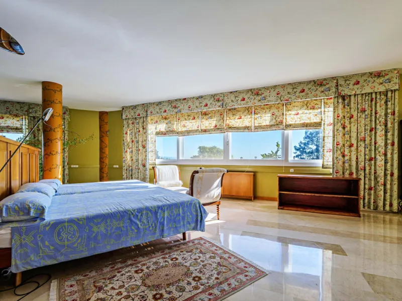 Spectacular estate located in Alhaurín de la Torre, surrounded by nature and extensive farmland, offering maximum privacy, spaciousness, and breathtaking open views over the valley and the mountains. The property enjoys a peaceful and privileged setting j