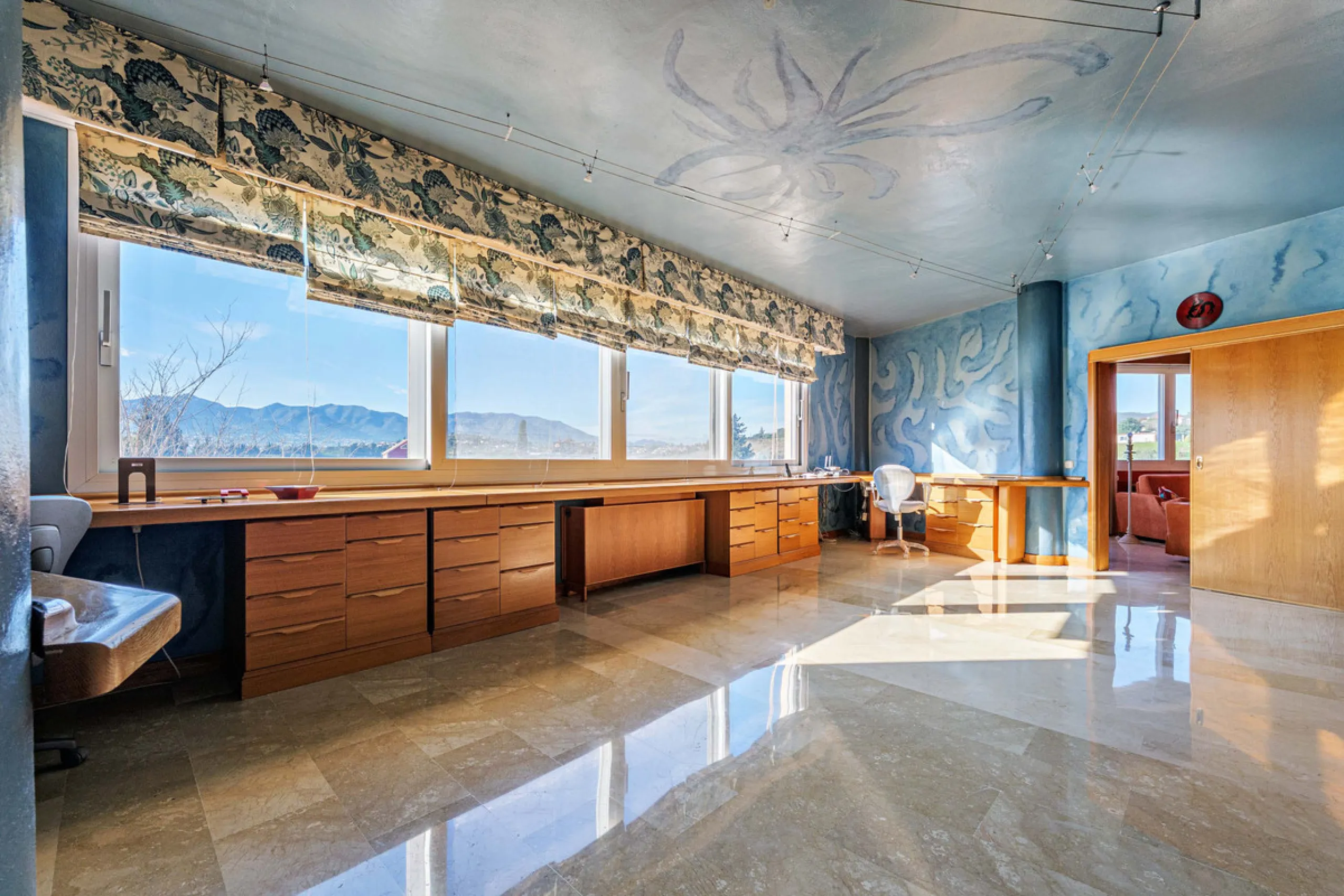 Spectacular estate located in Alhaurín de la Torre, surrounded by nature and extensive farmland, offering maximum privacy, spaciousness, and breathtaking open views over the valley and the mountains. The property enjoys a peaceful and privileged setting j
