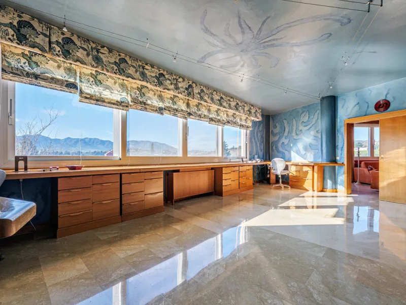 Spectacular estate located in Alhaurín de la Torre, surrounded by nature and extensive farmland, offering maximum privacy, spaciousness, and breathtaking open views over the valley and the mountains. The property enjoys a peaceful and privileged setting j