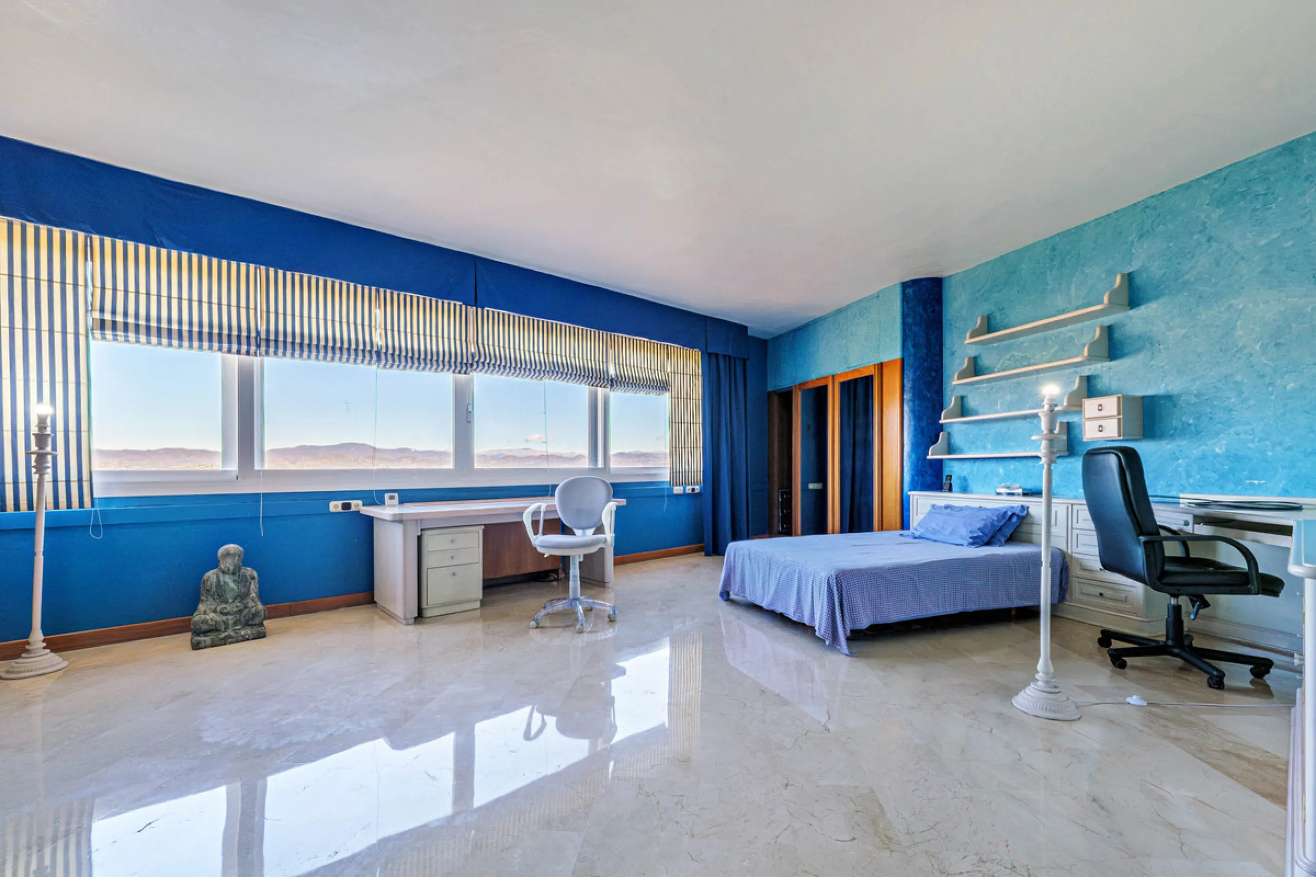 Spectacular estate located in Alhaurín de la Torre, surrounded by nature and extensive farmland, offering maximum privacy, spaciousness, and breathtaking open views over the valley and the mountains. The property enjoys a peaceful and privileged setting j