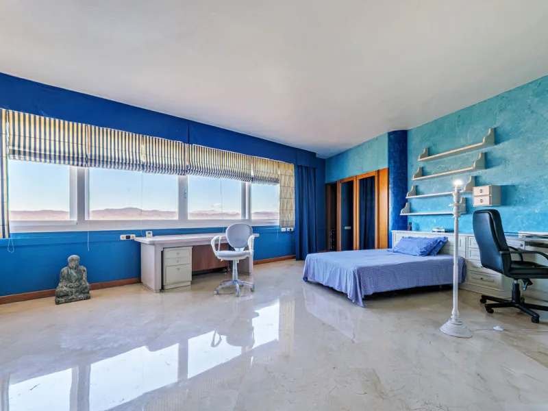Spectacular estate located in Alhaurín de la Torre, surrounded by nature and extensive farmland, offering maximum privacy, spaciousness, and breathtaking open views over the valley and the mountains. The property enjoys a peaceful and privileged setting j