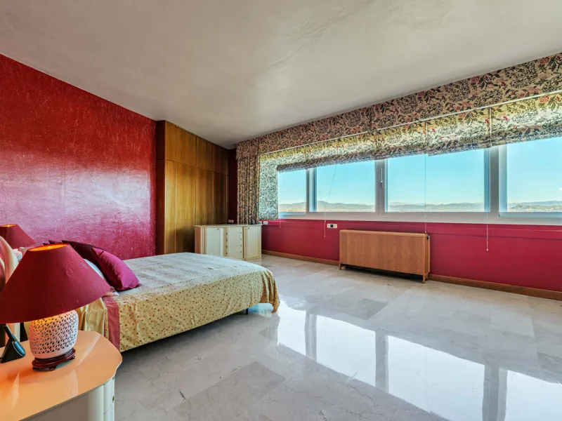Spectacular estate located in Alhaurín de la Torre, surrounded by nature and extensive farmland, offering maximum privacy, spaciousness, and breathtaking open views over the valley and the mountains. The property enjoys a peaceful and privileged setting j
