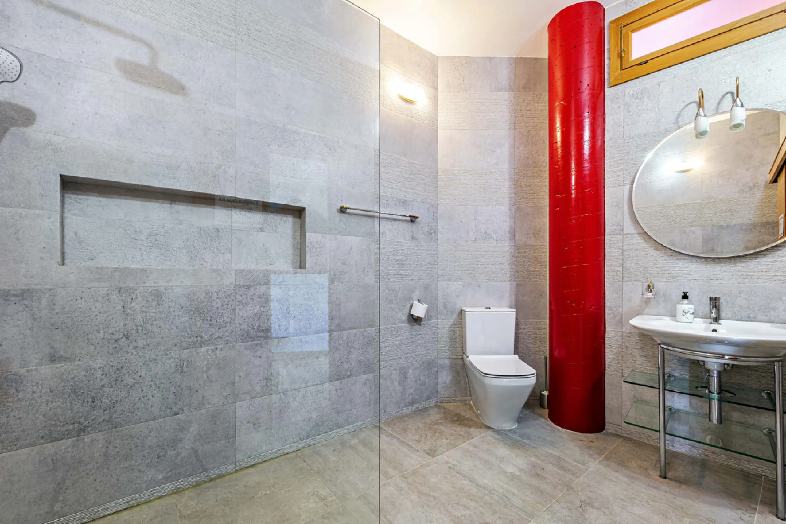 Spectacular estate located in Alhaurín de la Torre, surrounded by nature and extensive farmland, offering maximum privacy, spaciousness, and breathtaking open views over the valley and the mountains. The property enjoys a peaceful and privileged setting j