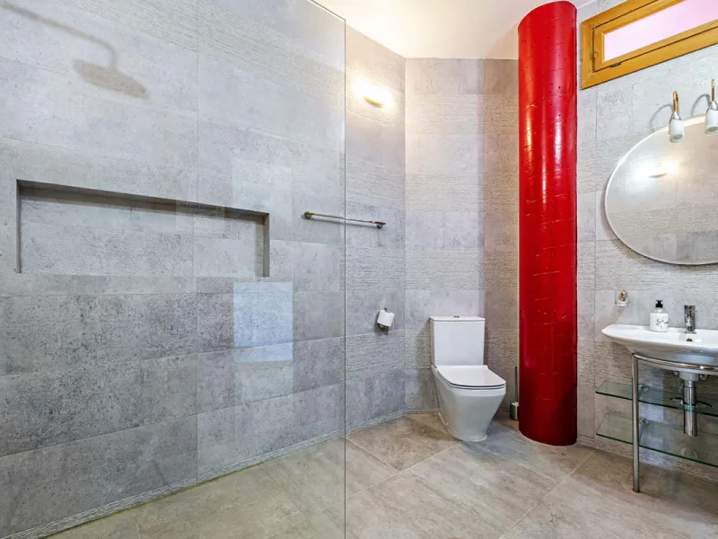 Spectacular estate located in Alhaurín de la Torre, surrounded by nature and extensive farmland, offering maximum privacy, spaciousness, and breathtaking open views over the valley and the mountains. The property enjoys a peaceful and privileged setting j