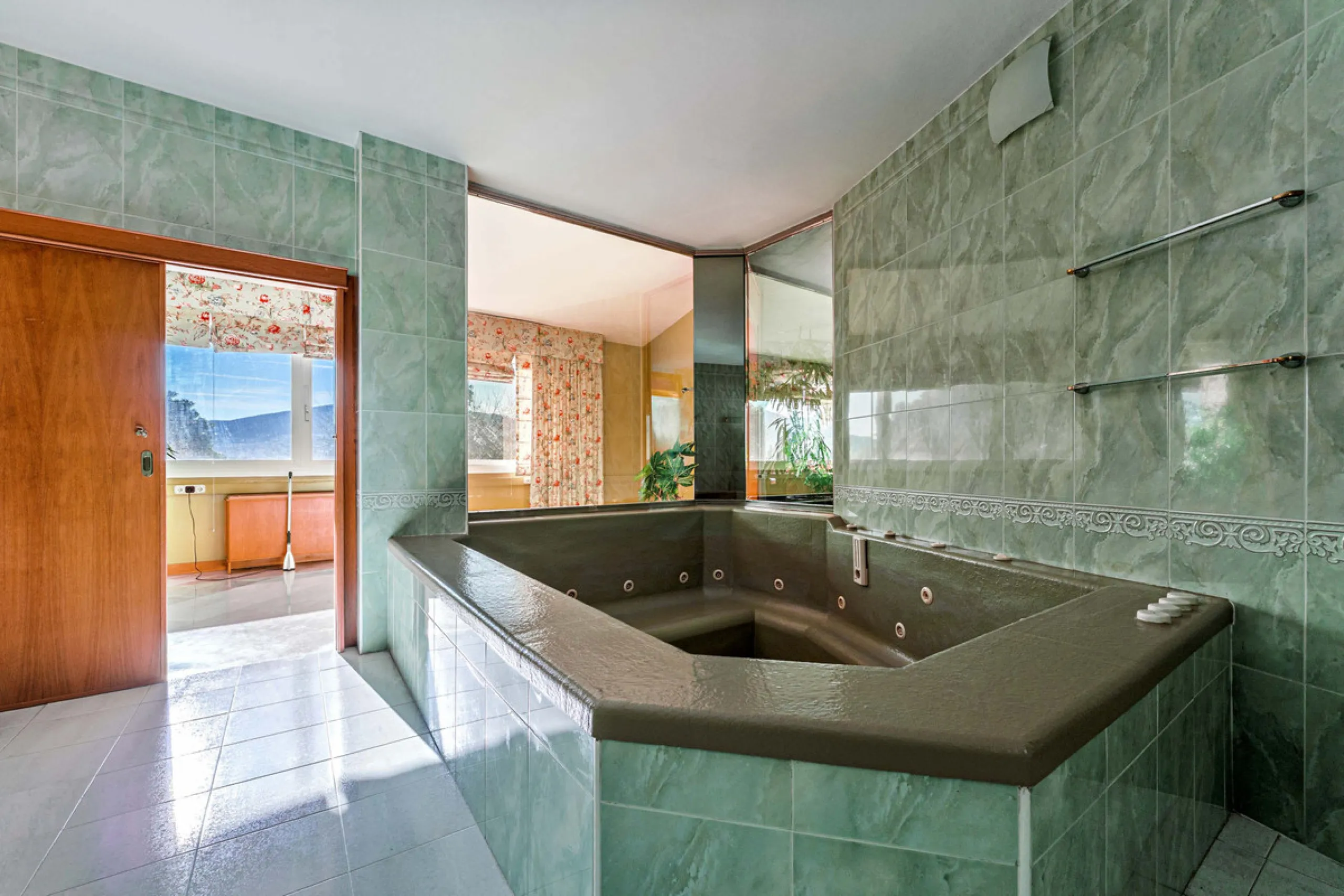 Spectacular estate located in Alhaurín de la Torre, surrounded by nature and extensive farmland, offering maximum privacy, spaciousness, and breathtaking open views over the valley and the mountains. The property enjoys a peaceful and privileged setting j