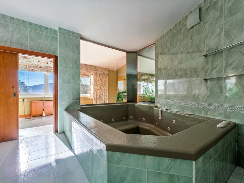 Spectacular estate located in Alhaurín de la Torre, surrounded by nature and extensive farmland, offering maximum privacy, spaciousness, and breathtaking open views over the valley and the mountains. The property enjoys a peaceful and privileged setting j