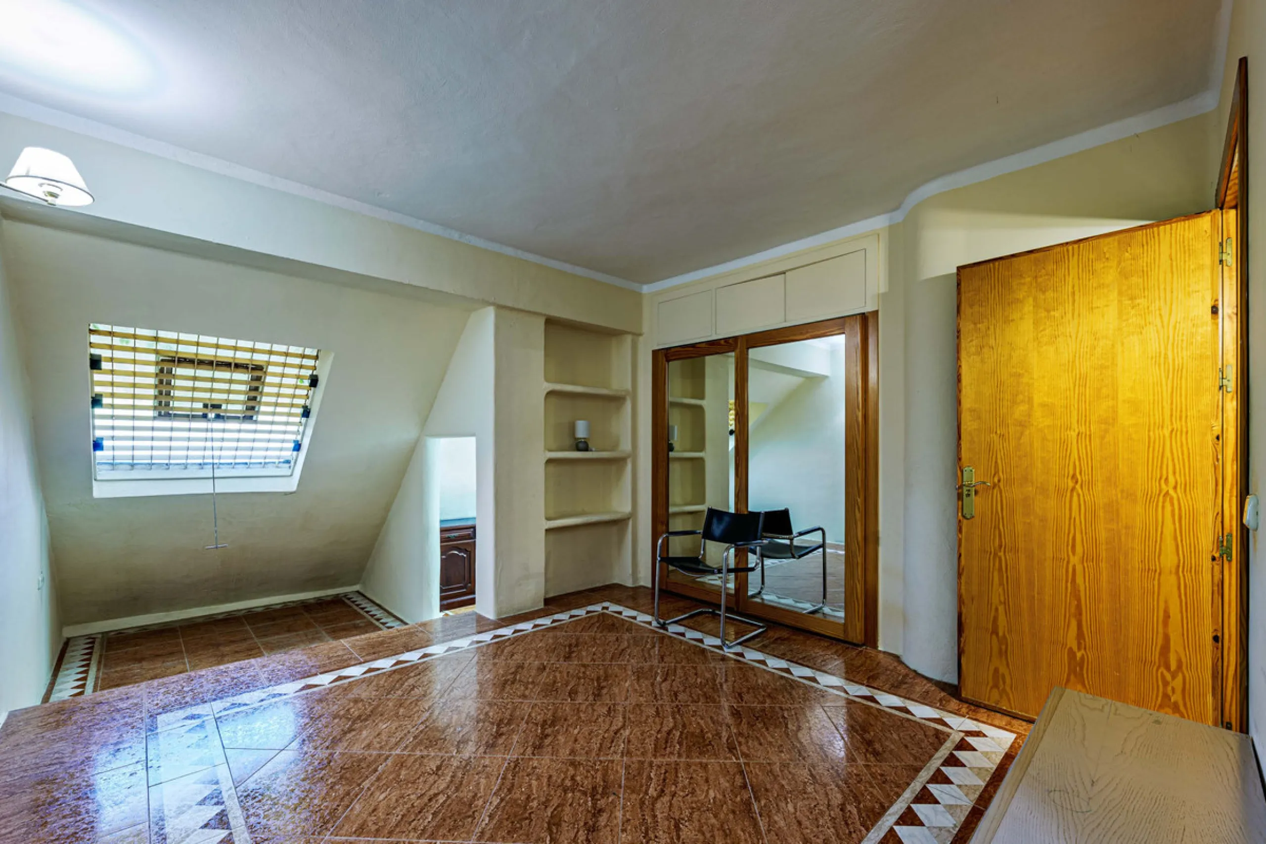 Spectacular estate located in Alhaurín de la Torre, surrounded by nature and extensive farmland, offering maximum privacy, spaciousness, and breathtaking open views over the valley and the mountains. The property enjoys a peaceful and privileged setting j
