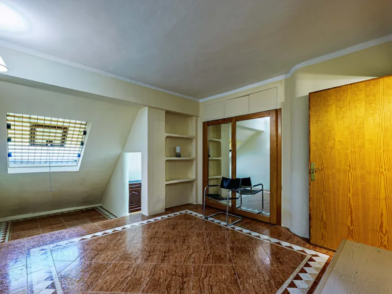 Spectacular estate located in Alhaurín de la Torre, surrounded by nature and extensive farmland, offering maximum privacy, spaciousness, and breathtaking open views over the valley and the mountains. The property enjoys a peaceful and privileged setting j