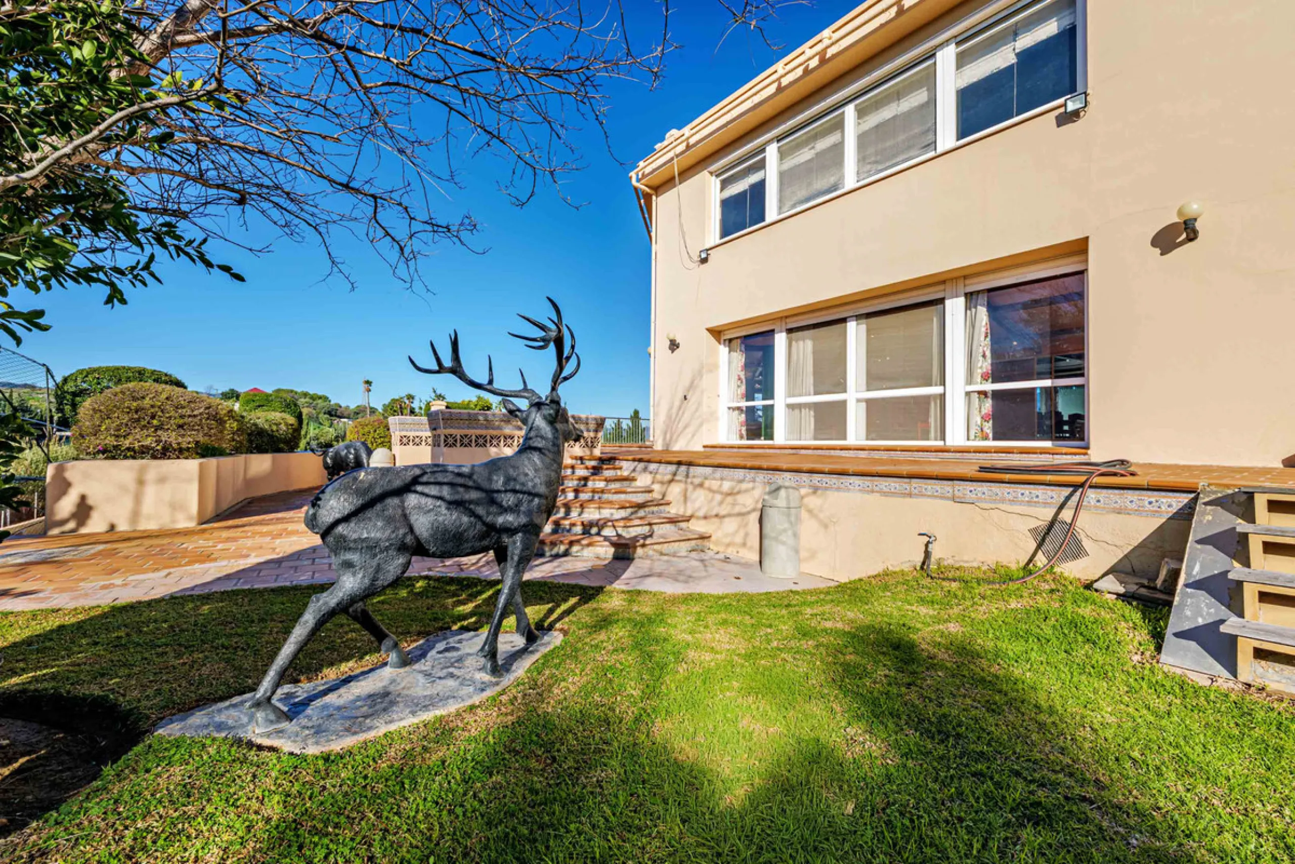 Spectacular estate located in Alhaurín de la Torre, surrounded by nature and extensive farmland, offering maximum privacy, spaciousness, and breathtaking open views over the valley and the mountains. The property enjoys a peaceful and privileged setting j