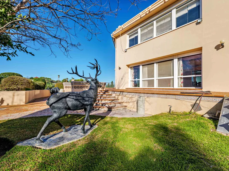 Spectacular estate located in Alhaurín de la Torre, surrounded by nature and extensive farmland, offering maximum privacy, spaciousness, and breathtaking open views over the valley and the mountains. The property enjoys a peaceful and privileged setting j
