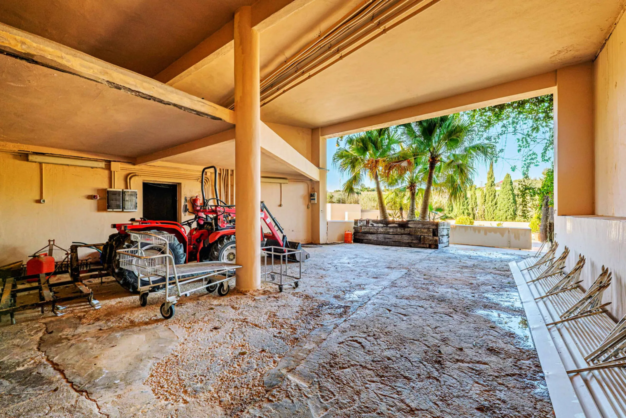 Spectacular estate located in Alhaurín de la Torre, surrounded by nature and extensive farmland, offering maximum privacy, spaciousness, and breathtaking open views over the valley and the mountains. The property enjoys a peaceful and privileged setting j