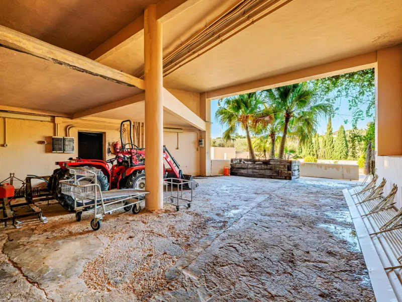 Spectacular estate located in Alhaurín de la Torre, surrounded by nature and extensive farmland, offering maximum privacy, spaciousness, and breathtaking open views over the valley and the mountains. The property enjoys a peaceful and privileged setting j