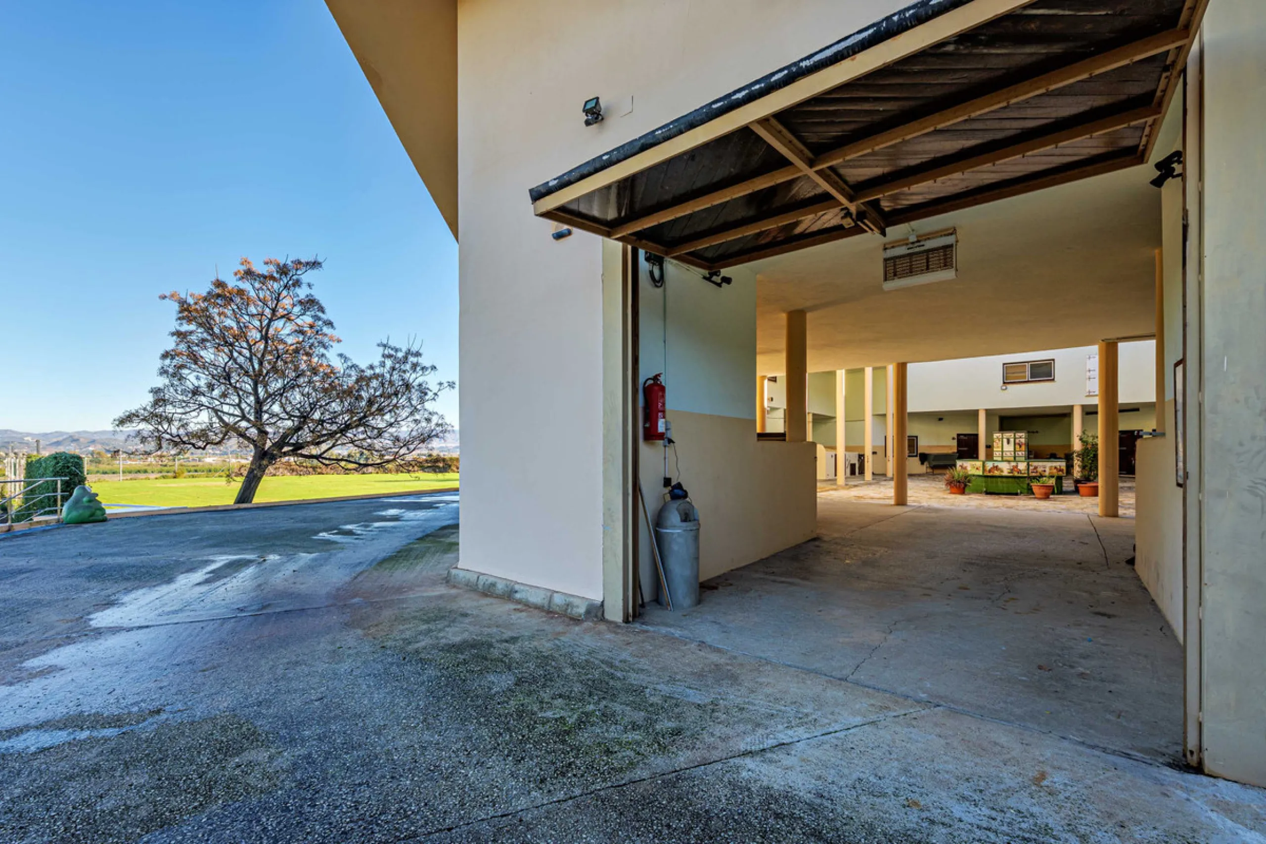 Spectacular estate located in Alhaurín de la Torre, surrounded by nature and extensive farmland, offering maximum privacy, spaciousness, and breathtaking open views over the valley and the mountains. The property enjoys a peaceful and privileged setting j